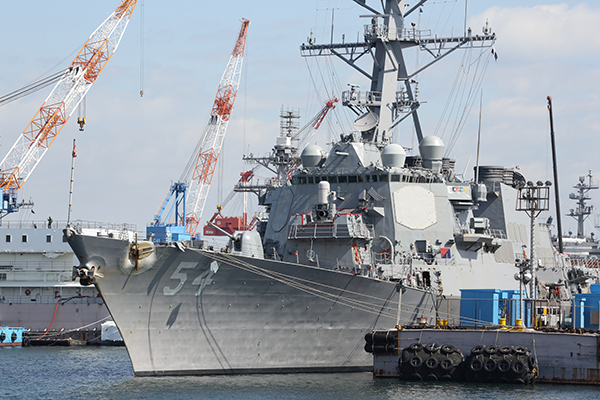 横須賀港に停泊する巨大なイージス艦