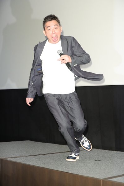 登場からハイテンション