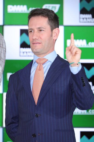 DMM.com証券の会見に登場したミルコ・デムーロ騎手