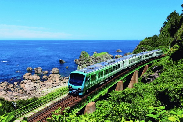 「リゾートしらかみ」（写真提供／東日本旅客鉄道）