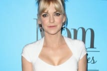 女優のアンナ・ファリスが衝撃告白「豊胸手術は最高の気分」