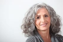 白髪を染める女性は64%!グレーヘアに躊躇する日本人の心理