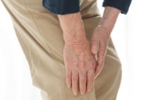歩行時膝にチクチクとした痛み 変形性膝関節症の恐れも