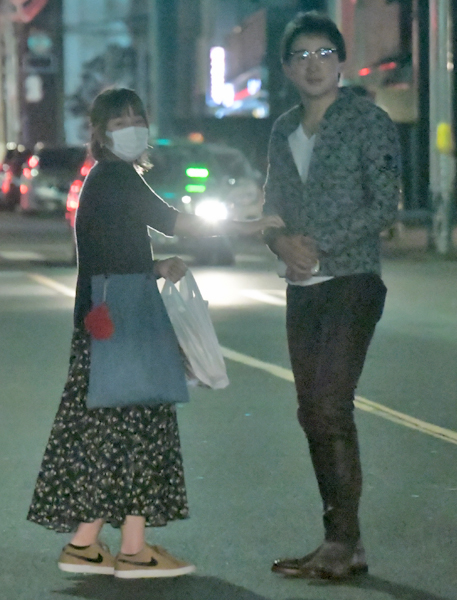 こちらも手を引くのは妻