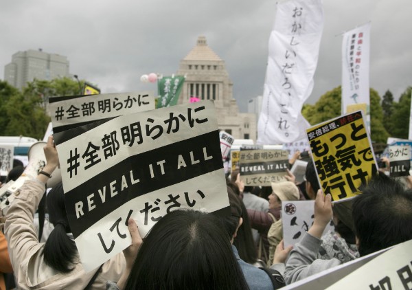 4月14日に行われた国会前デモ（時事通信フォト）