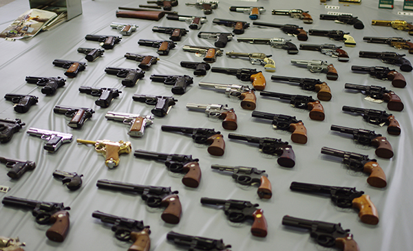 年間300丁もの違法な拳銃が押収（時事通信フォト）