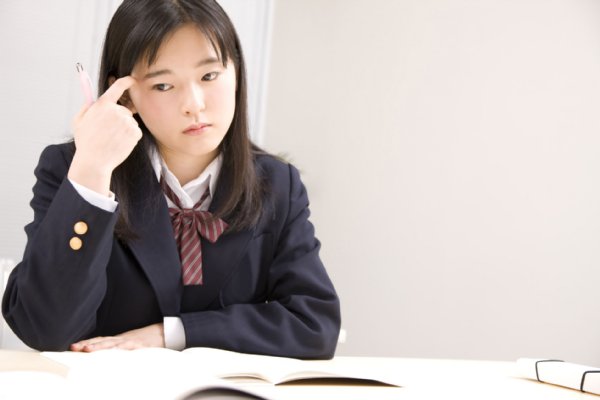 女子高生の妊娠、自主退学が貧困を生む（写真／アフロ）