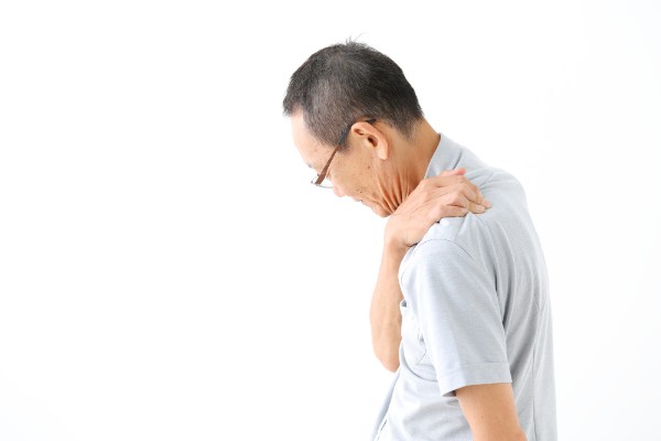 肩をギュッと締め付けられるような痛みは？