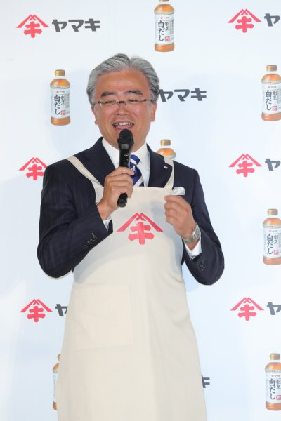 エプロンをつけるヤマキ・城戸善浩社長