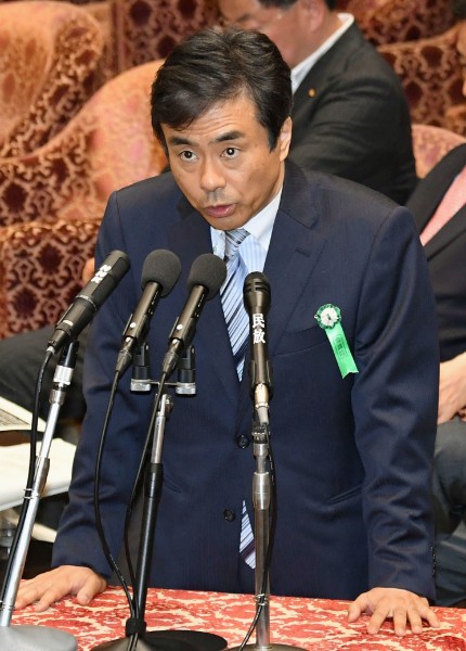 柳瀬氏は当初「記憶の限りお会いしていない」と繰り返したが…（共同通信社）