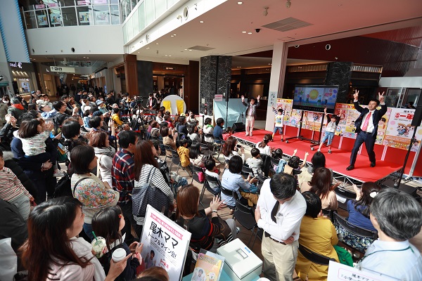 東京「ららぽーと豊洲」に約200人の親子が集まった