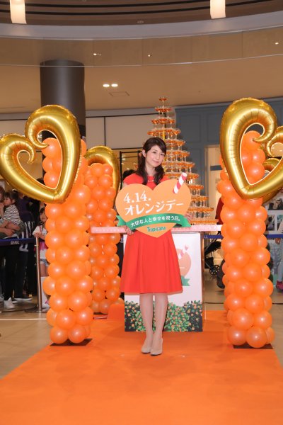 オレンジのシャンパンタワーに点灯した小倉優子