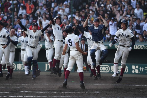 正右翼手の青地斗舞は準決勝でサヨナラのホームを踏んだ