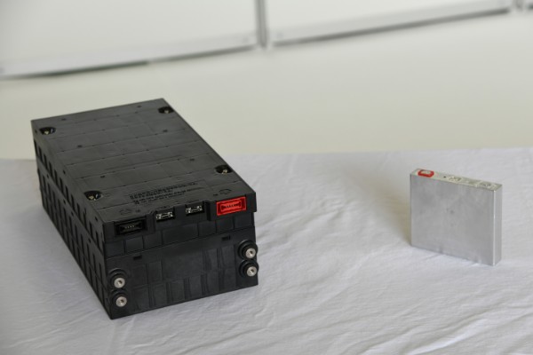 リチウムイオン二次電池（右）は従来品よりかなり小さい