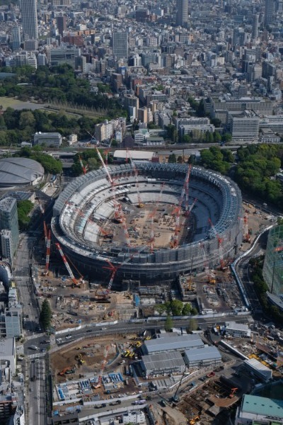 完成まであと19か月の新国立競技場（4月9日撮影）