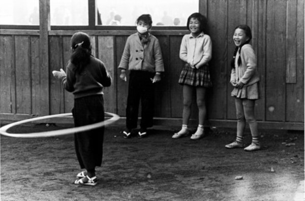 昭和33年。北小学校にて。ブームのフラフープをする子供たち