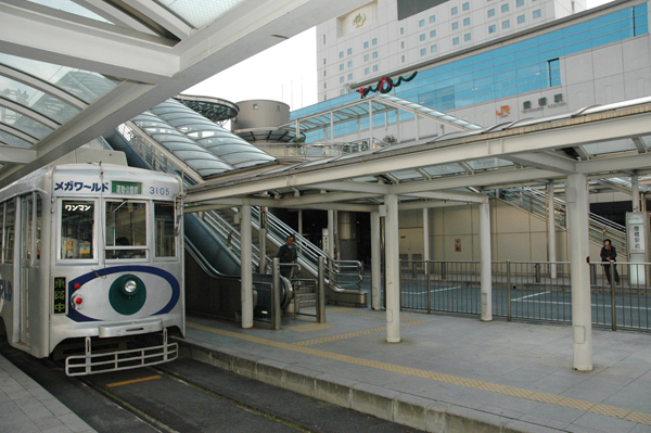 豊橋駅改造により、駅前広場まで乗り入れした豊橋鉄道の路面電車