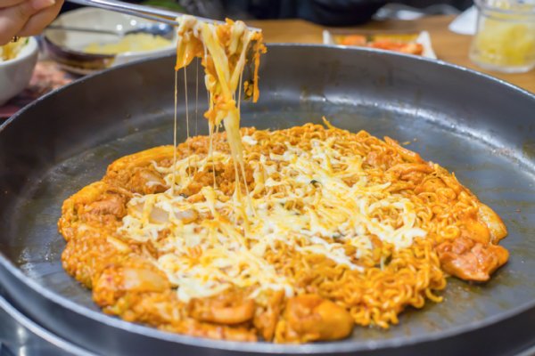 チーズタッカルビも“インスタ映え”で人気に（写真／アフロ）