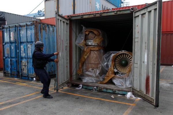 パナマで拿捕された北朝鮮貨物船からは分解された「ミグ21」などが見つかった　Reuters/AFLO
