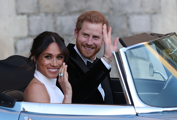 英国民の祝福を受けたヘンリー＆メーガン夫妻（AFP＝アフロ）