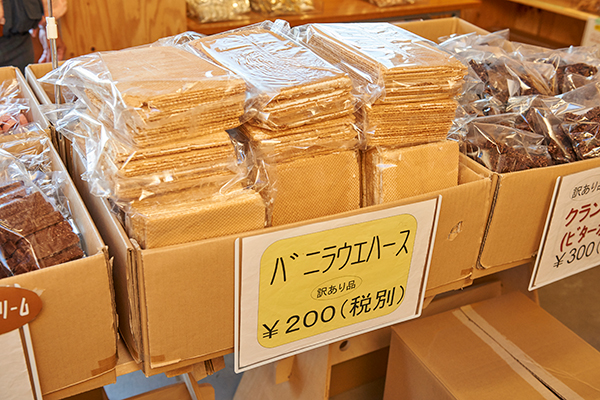 人気のウエハース袋詰めは216円で販売