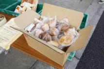 行列必至のパンの直売所 菓子パン全品50円や限定パンも人気