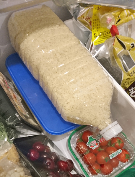 お米は密閉容器やペットボトルに入れ冷蔵庫保存を