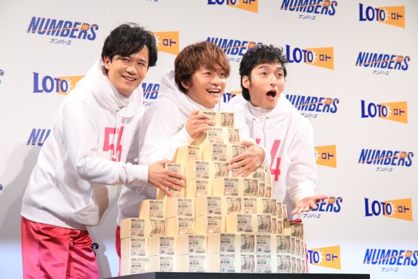 大金を目の前にする稲垣、香取、草なぎ