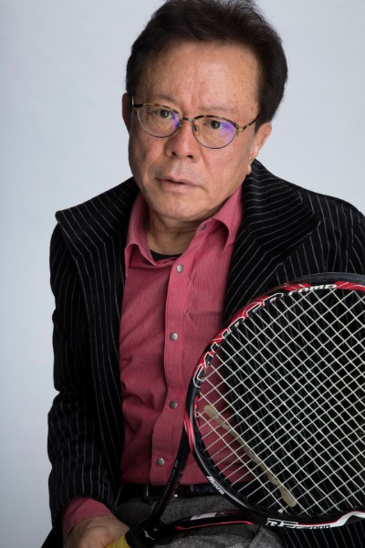 テニスラケットを手にした猪瀬直樹氏