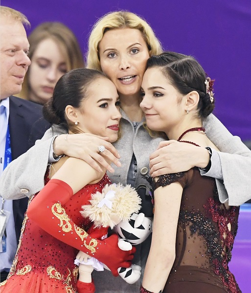 平昌五輪でのメデドベージェワとザギトワ、エテリコーチ（時事通信フォト）