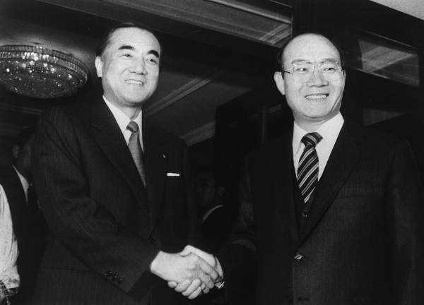 1983年、日本の首相として初めて訪韓した中曽根康弘氏。右は全斗煥大統領（時事通信フォト）