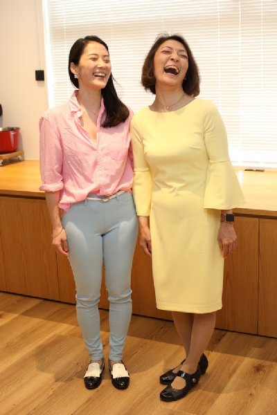 勝間和代と同棲恋人・増原裕子さん 密着笑顔2ショット写真｜NEWSポストセブン Part 4