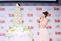 河北麻友子　カップケーキタワーの横で佇む様子