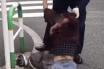 警官が酔っ払い連行の衝撃動画「これは保護というより暴行」