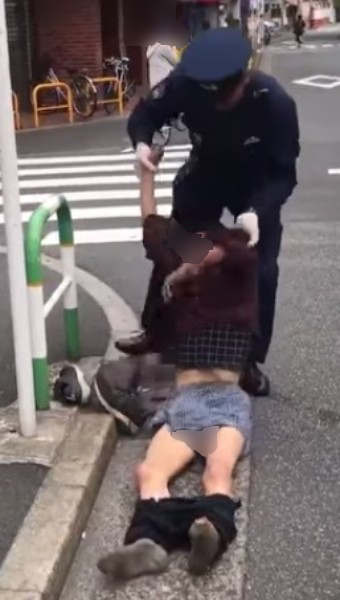 警官が酔っ払い連行の衝撃動画 これは保護というより暴行 Newsポストセブン