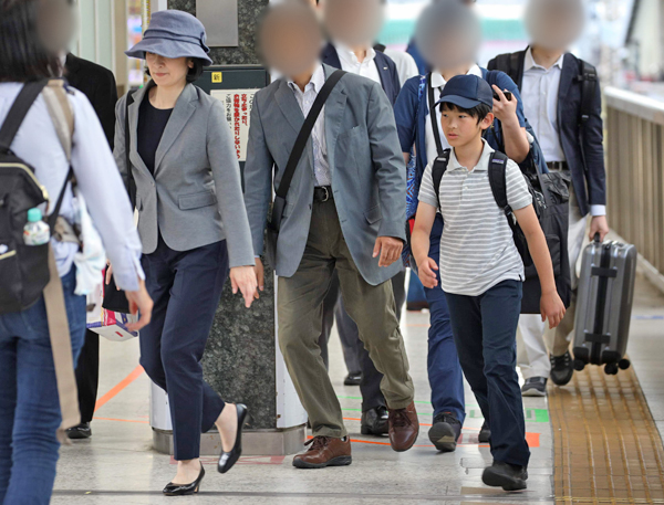 新幹線に乗車される紀子さまと悠仁さま（5月25日）