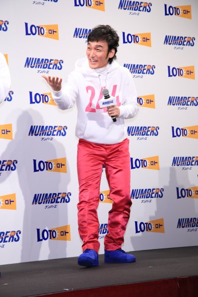 ロト・ナンバーズの会見に登場した草なぎ剛