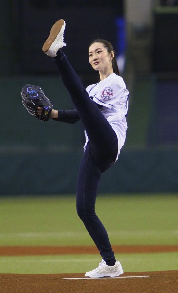 荒川静香のイナバウアー投法（共同通信社）