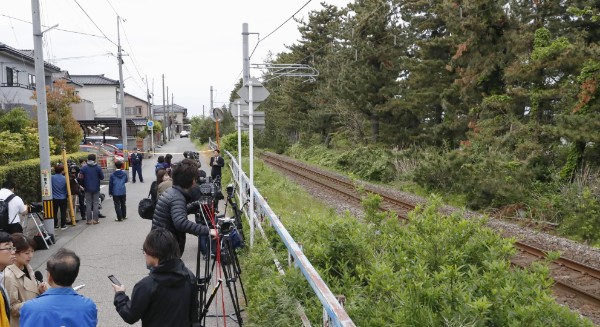 現場付近はメディアが殺到（共同通信社）