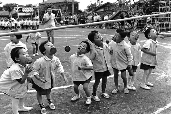 運動会の盛り上がり種目だったパン食い競争（昭和34年）