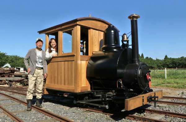 お披露目会で機関車の完成を喜ぶ角田氏ご夫妻