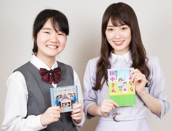 著書と乃木坂46の新曲を交換するふたり(撮影/田中智久)
