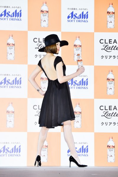 背中の開いたドレス姿の米倉涼子