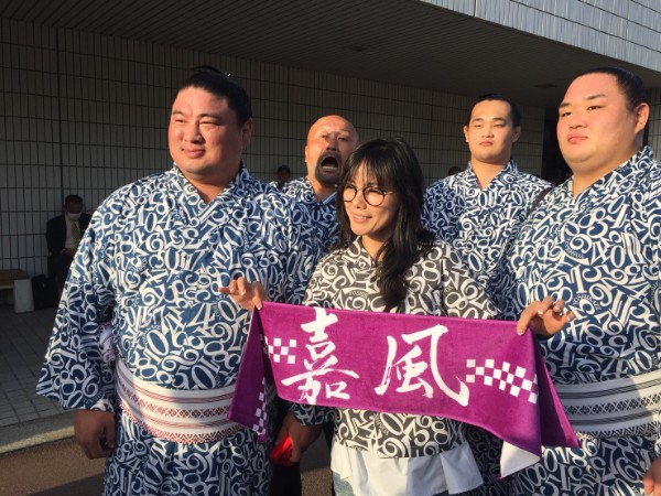 嘉風（左）の熱心なファンだという相川七瀬（中央）
