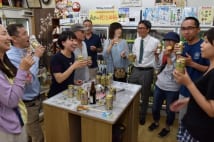 住宅街に灯る店灯りは父の遺志　家族で守る東京・田無の角打ち