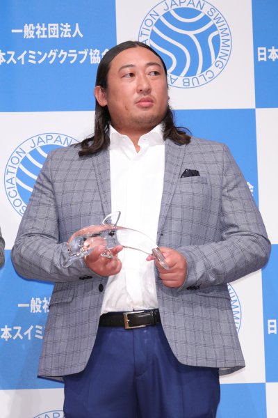 「第19回ベストスイマー2018」を受賞したロバート・秋山竜次