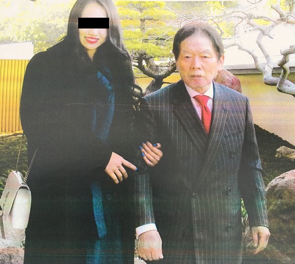 妻とともに家政婦の周辺でも捜査が進んでいる