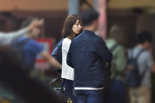 バーを出ると肩を寄せ合い歩き始めた