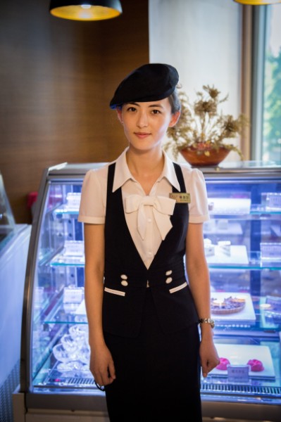 外国人も利用できる、カフェ併設のケーキ店の店員