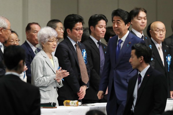 拉致問題の集会で退席する安倍首相（時事通信フォト）